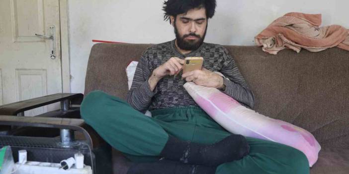 Evden çıkmayan telefon bağımlısı genç, saatler süren diyalogla ikna edilerek 3 yıl sonra duş aldırıldı ve tıraş ettirildi