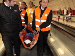 Metro güvenliğine yapılan saldırı güvenlik kamerasına yansıdı