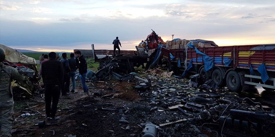 Nusaybin'de iki tır kafa kafaya çarpıştı: 2 ölü