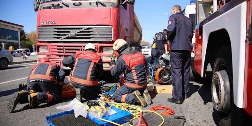 Hafriyat kamyonun altında kalan yaşlı kadın feci şekilde can verdi