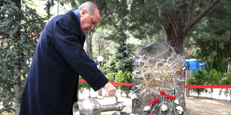 Cumhurbaşkanı Erdoğan'dan Türkeş'in mezarına sürpriz ziyaret