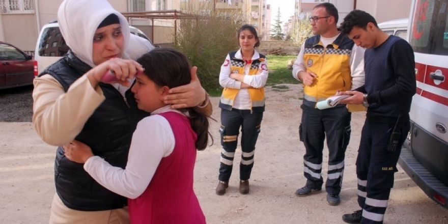 Balkon demirinde asılı kalan kızı ölümden itfaiye kurtardı