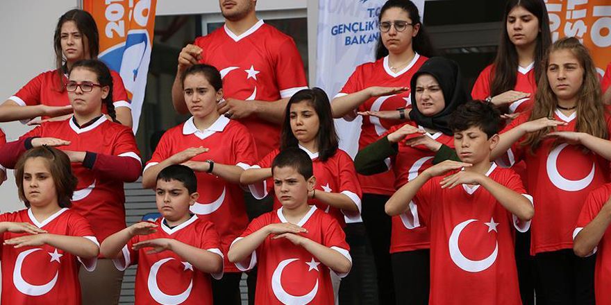 İstiklal Marşı'nı işaret diliyle söylediler