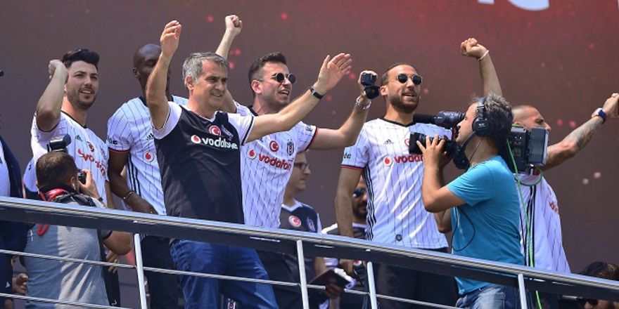 Beşiktaşlı futbolcular taraftarı coşturdu